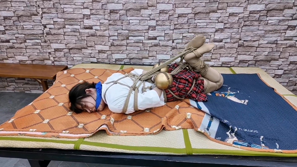 【HD飞天】希希脱缚抢金条-视频-5元站