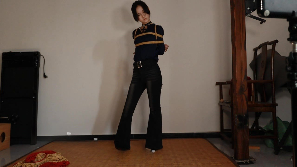 【路由紧缚】新模特 小雯，157CM 20岁 柔韧度佳 耐力佳 极限驷马-视频-5元站