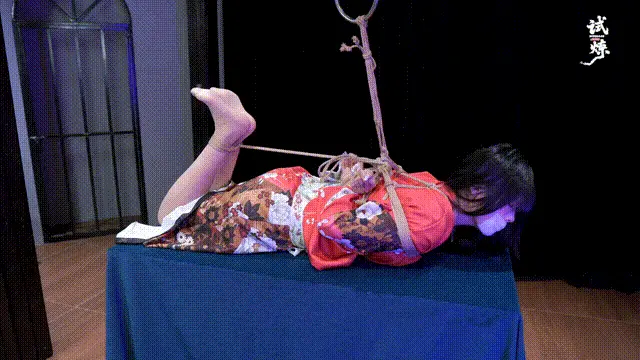 图片[2]-【试炼工作室】红色和服大胸少女（曼尼）跪缚+驷马（胶布封嘴/啵啵贝/挑逗） - 视频-5元站-视频-5元站