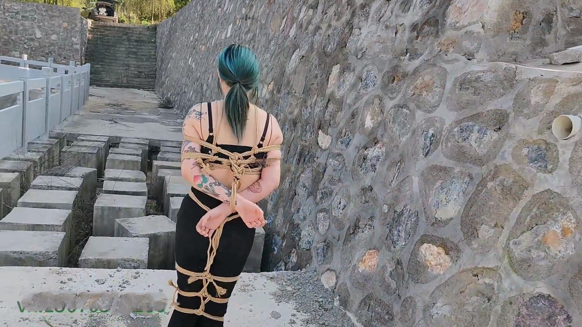 图片[2]-【山鬼工作室】绳模天花板李珂儿假期与主人户外·玩耍，巧遇路人很紧张 - 视频-5元站-视频-5元站