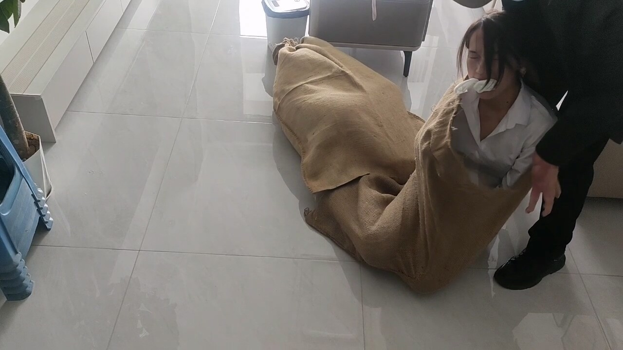 图片[1]-【岁月如歌】二女体验麻袋装人 - 视频-5元站-视频-5元站