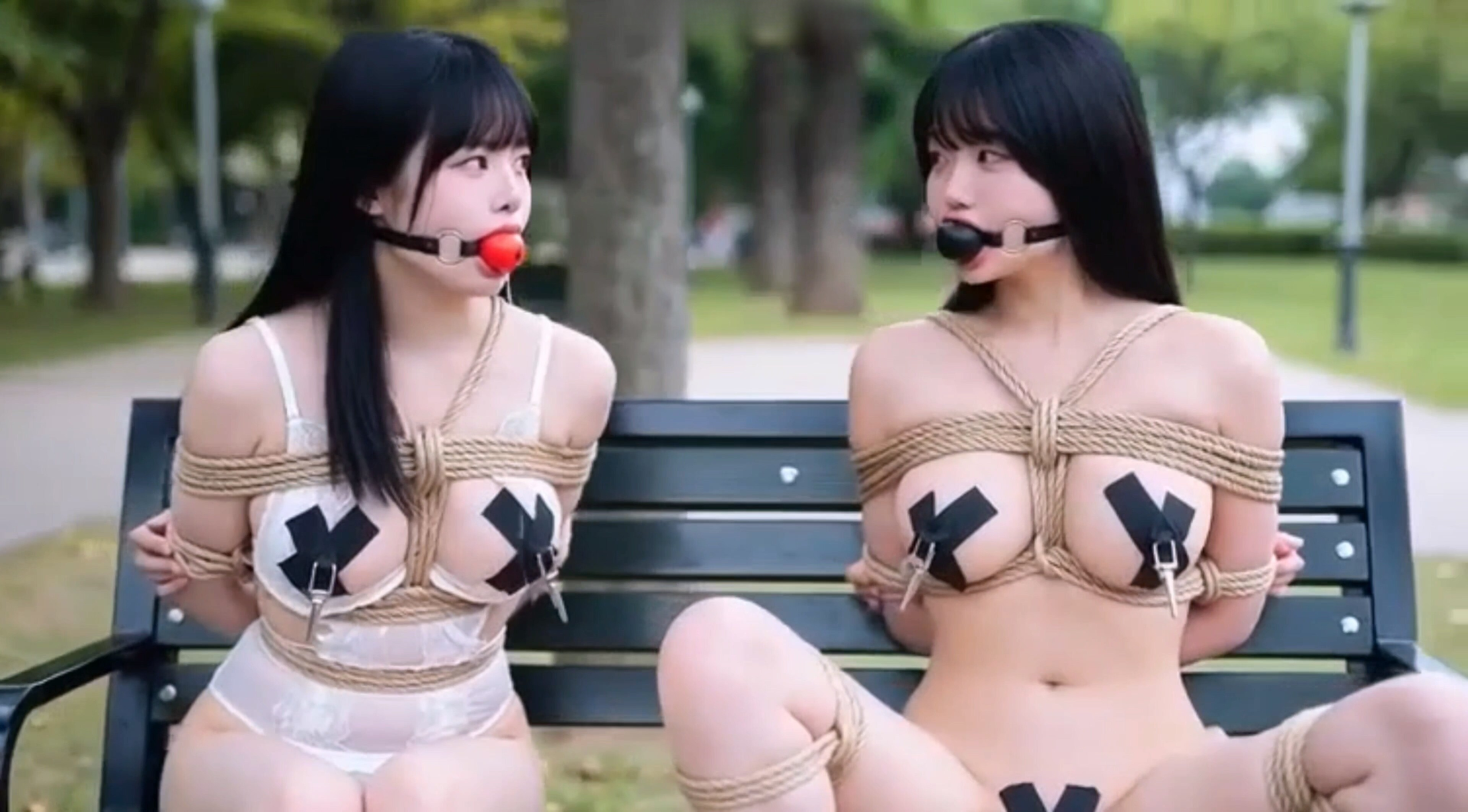 图片[2]-【惜缘工作室】两姐妹被专业绳师捆成粽子，粉嫩口球塞满樱桃小嘴，呜呜声不断。 白天公园散步环节：反绑、胸前龟甲缚，牵着绳子像宠物一样行走； 中途放在公共长椅上任人观赏； 最后... - 视频-5元站-视频-5元站