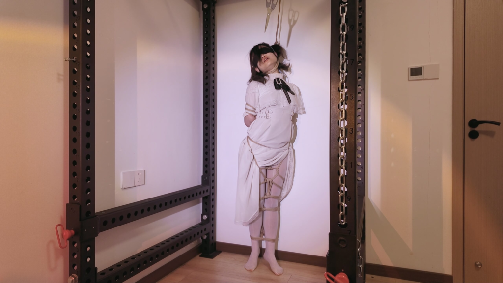图片[2]-【凛凛蝶】《萝莉女奴脱缚挑战》-海砂— 观音 白丝踮脚 勒脖吊缚挣脱挑战 失败后被放置强高-视频-5元站