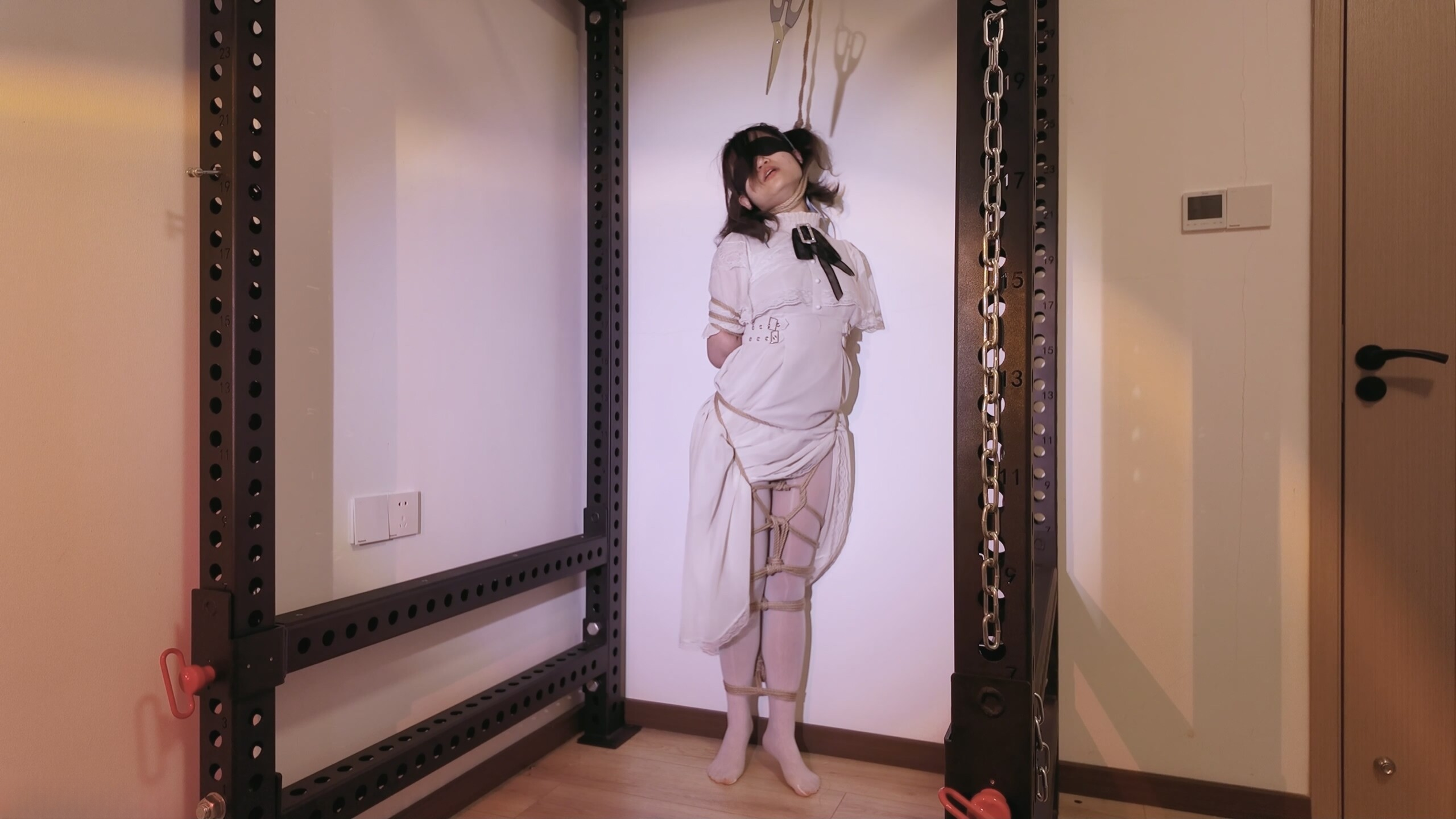 图片[2]-【凛凛蝶】《萝莉女奴脱缚挑战》-海砂— 观音 白丝踮脚 勒脖吊缚挣脱挑战 失败后被放置强高 - 视频-5元站-视频-5元站