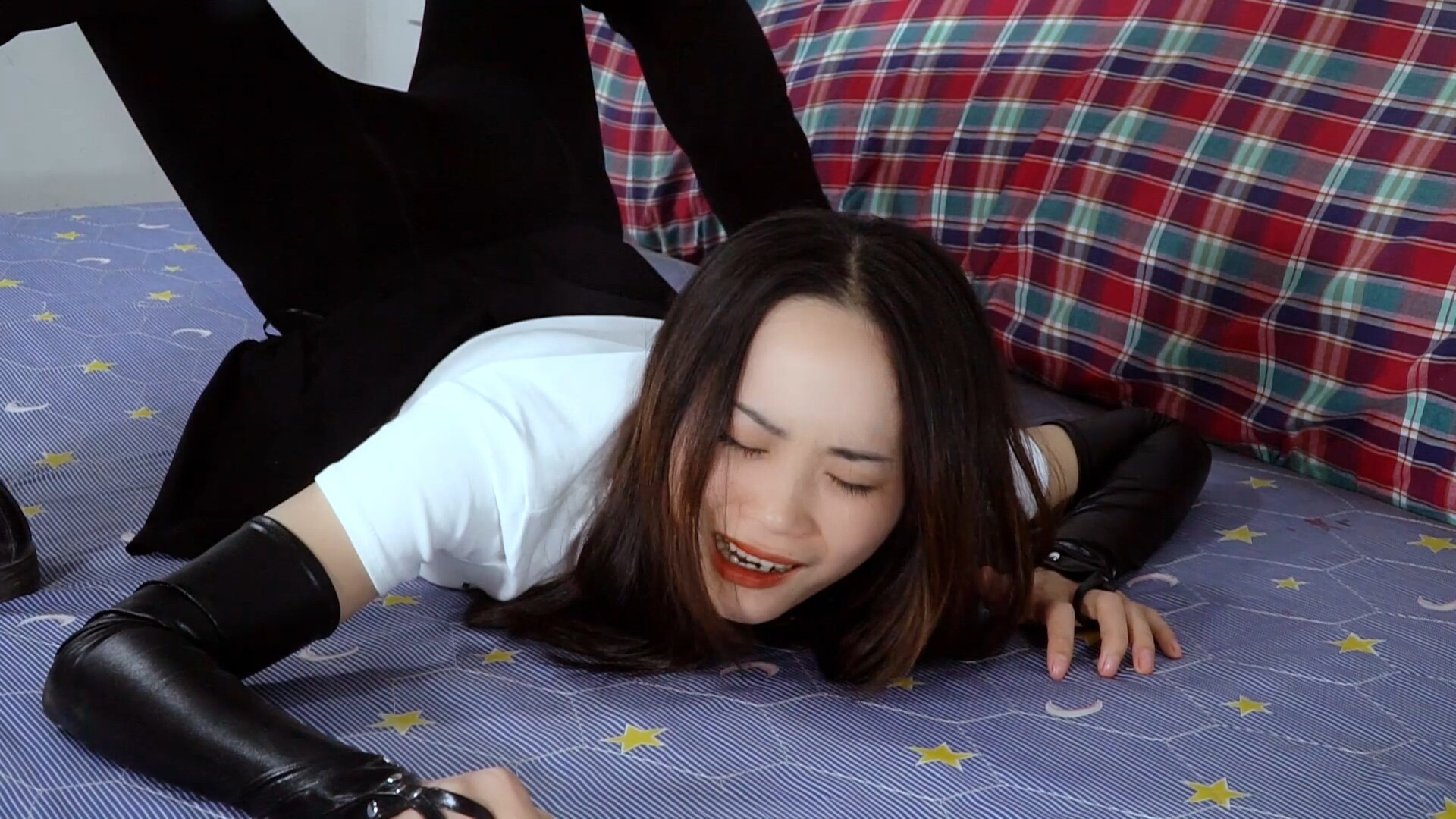 图片[1]-【樱束原创】《绑架擂台禁锢》爱搔首弄姿的美女被跟踪迷晕,扛至擂台上三种擂台姿势禁锢,三次都被疼晕过去!最后被上半身被锁进行李箱里,歹徒死死坐在行李箱上,小蛮腰都要被坐断了，还被打着屁屁,在行李箱里被闷 - 视频-5元站-视频-5元站