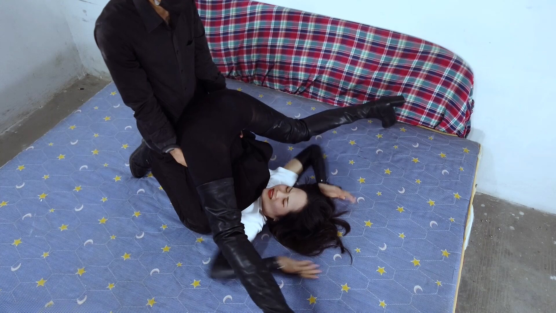 图片[2]-【樱束原创】《绑架擂台禁锢》爱搔首弄姿的美女被跟踪迷晕,扛至擂台上三种擂台姿势禁锢,三次都被疼晕过去!最后被上半身被锁进行李箱里,歹徒死死坐在行李箱上,小蛮腰都要被坐断了，还被打着屁屁,在行李箱里被闷 - 视频-5元站-视频-5元站