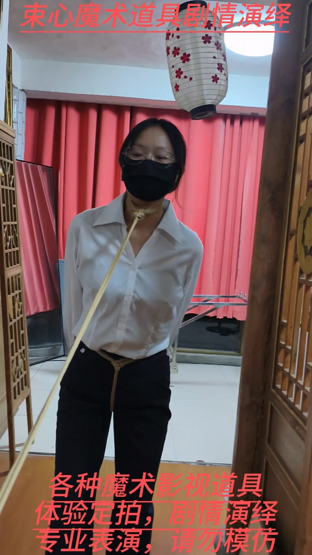 图片[2]-【束心工作室】兰兰白色衬衣套装，老虎凳捆绑挠脚心，拇指铐铐脚趾，红色高跟鞋里面放黄豆，鞋子绳子固定，绳子项圈牵引，手铐脚镣 - 视频-5元站-视频-5元站