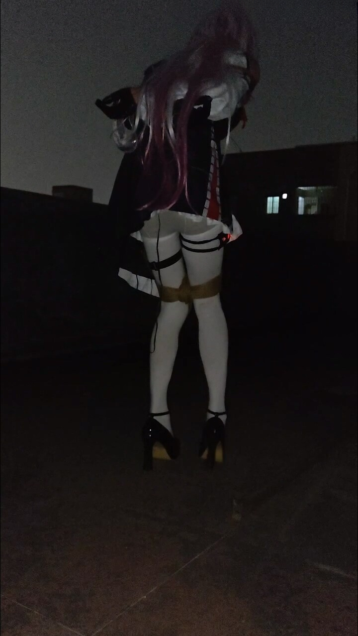 图片[1]-【蕉蕉鱼】长夜月cos，夜晚户外楼顶溜达，脚踩高跟郊狼跳蛋齐上阵 - 视频-5元站-视频-5元站
