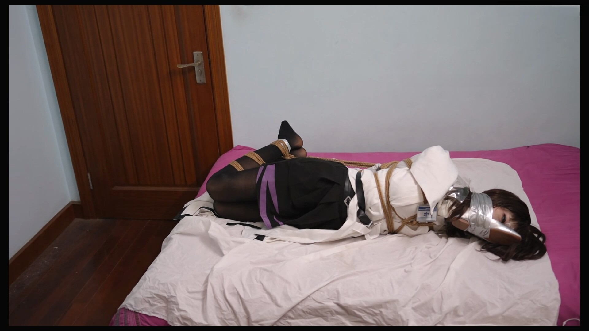 图片[2]-【金鱼天天在禁欲】普瑞赛斯下班回家遭绑架，好不容易挣脱绳子又被抓回来绑成驷马臭鞋捂脸 - 视频-5元站-视频-5元站