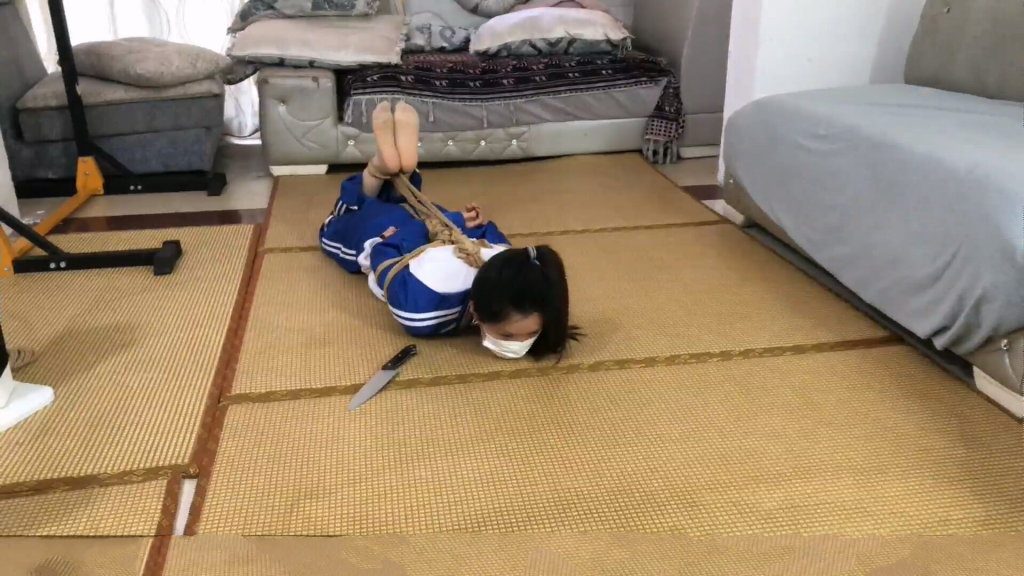 【新月原创】【水灵】微剧情 高校大姐头大战紧缚男 校服裤里丝 被卑鄙算计 驷马挣扎丢人还被欺负 -视频-5元站