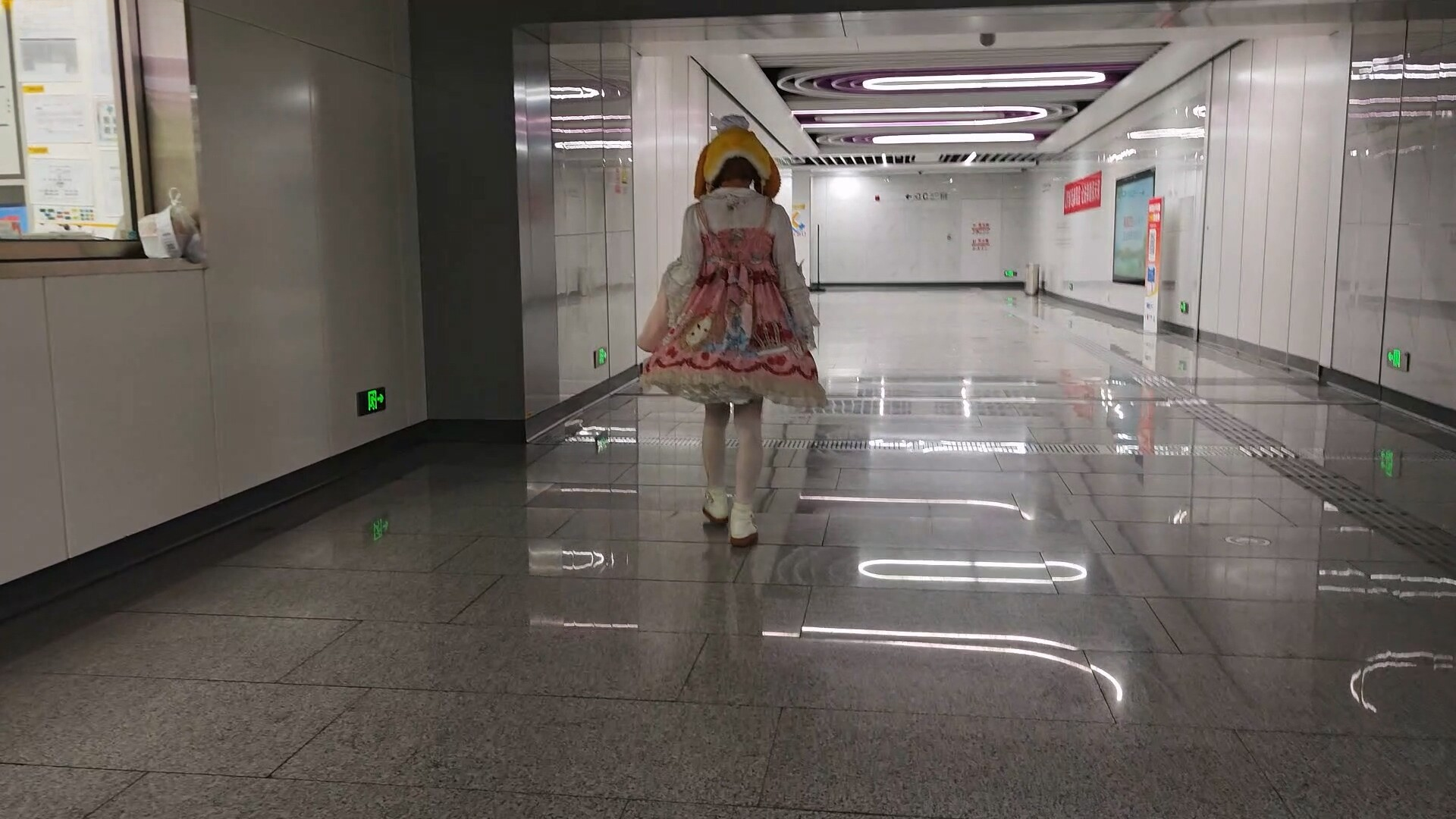 图片[1]-【小新飞飞飞】地铁站社死之旅（超紧直臂缚➕入体玩具） - 视频-5元站-视频-5元站