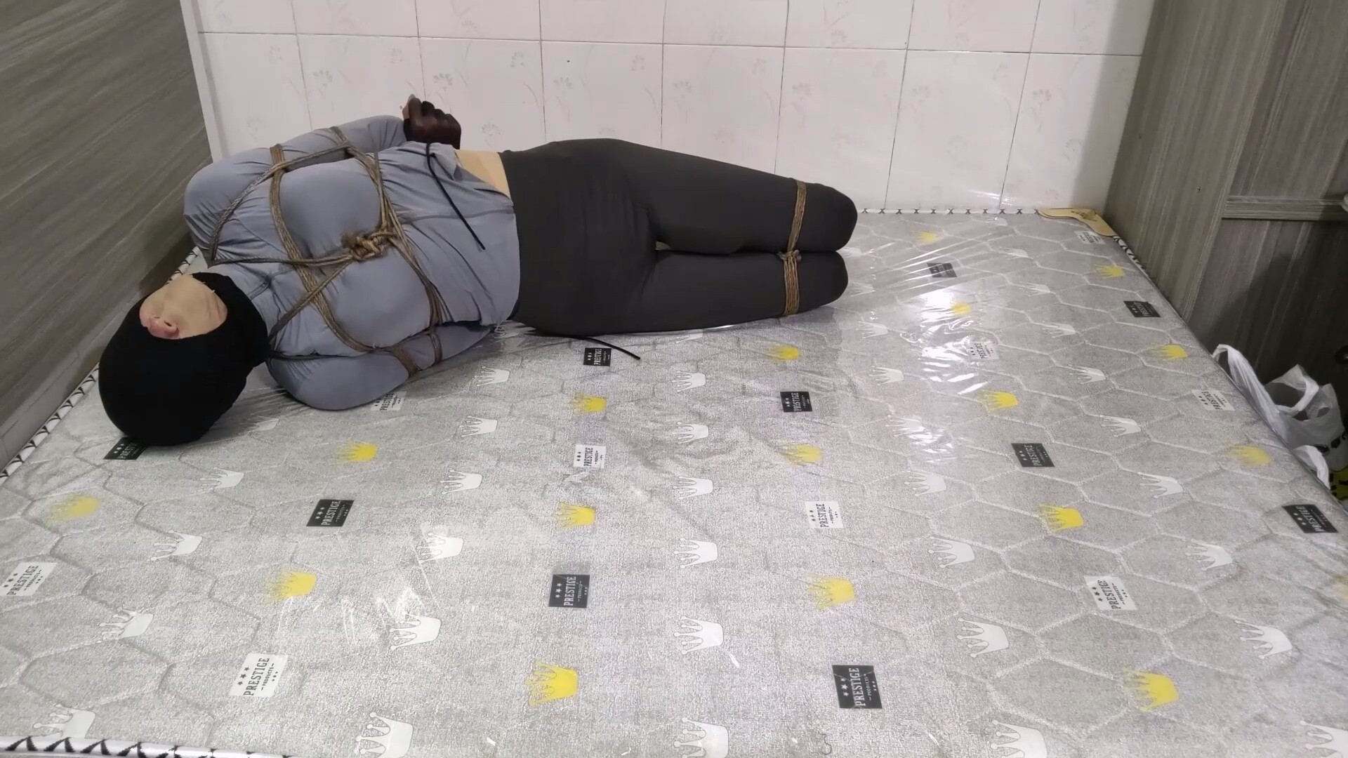 图片[1]-【稳画人】瑜伽服丝袜驷马自缚电击play（伪娘） - 视频-5元站-视频-5元站