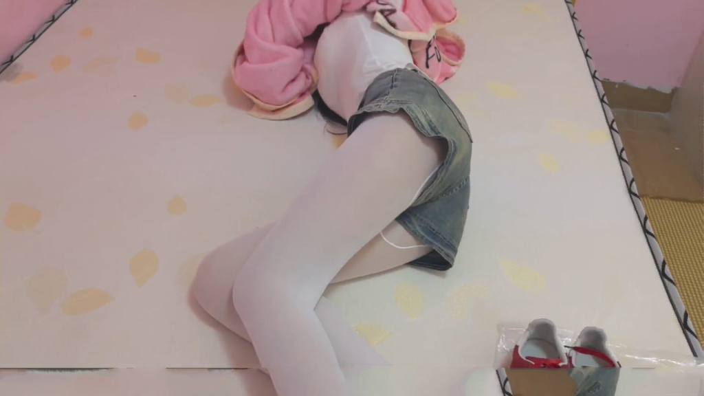 【新月原创】【小洛】【琳媚】【雨薇】三个午睡女孩 脱鞋袜挠脚 各种抚摸-视频-5元站