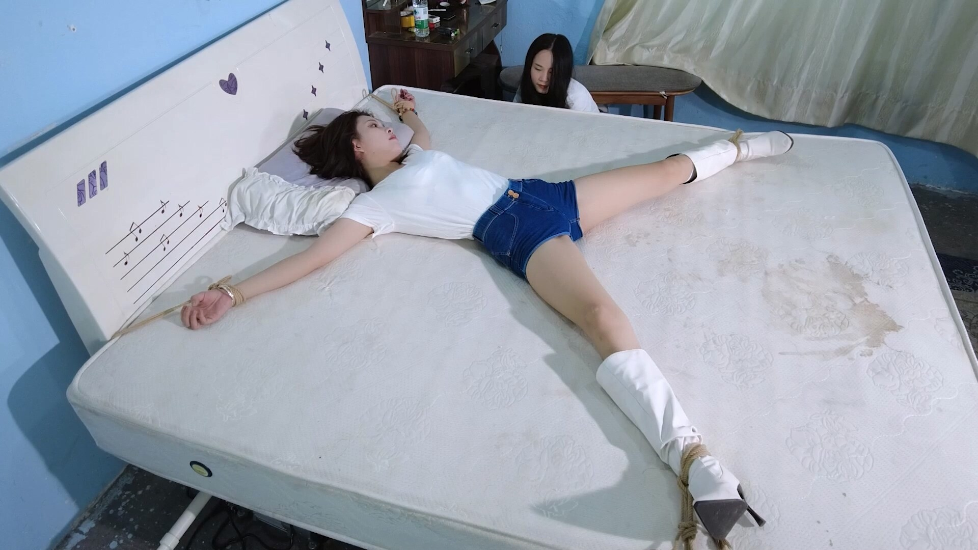 图片[1]-【樱束原创】《痒模面试》小姐姐来模特公司面试“痒模”，面试官考察她的身材过关后将她大字捆绑在床上开始测试她身体各个部位的怕痒程度！并用棒棒刺激下T看她的敏感程度 - 视频-5元站-视频-5元站