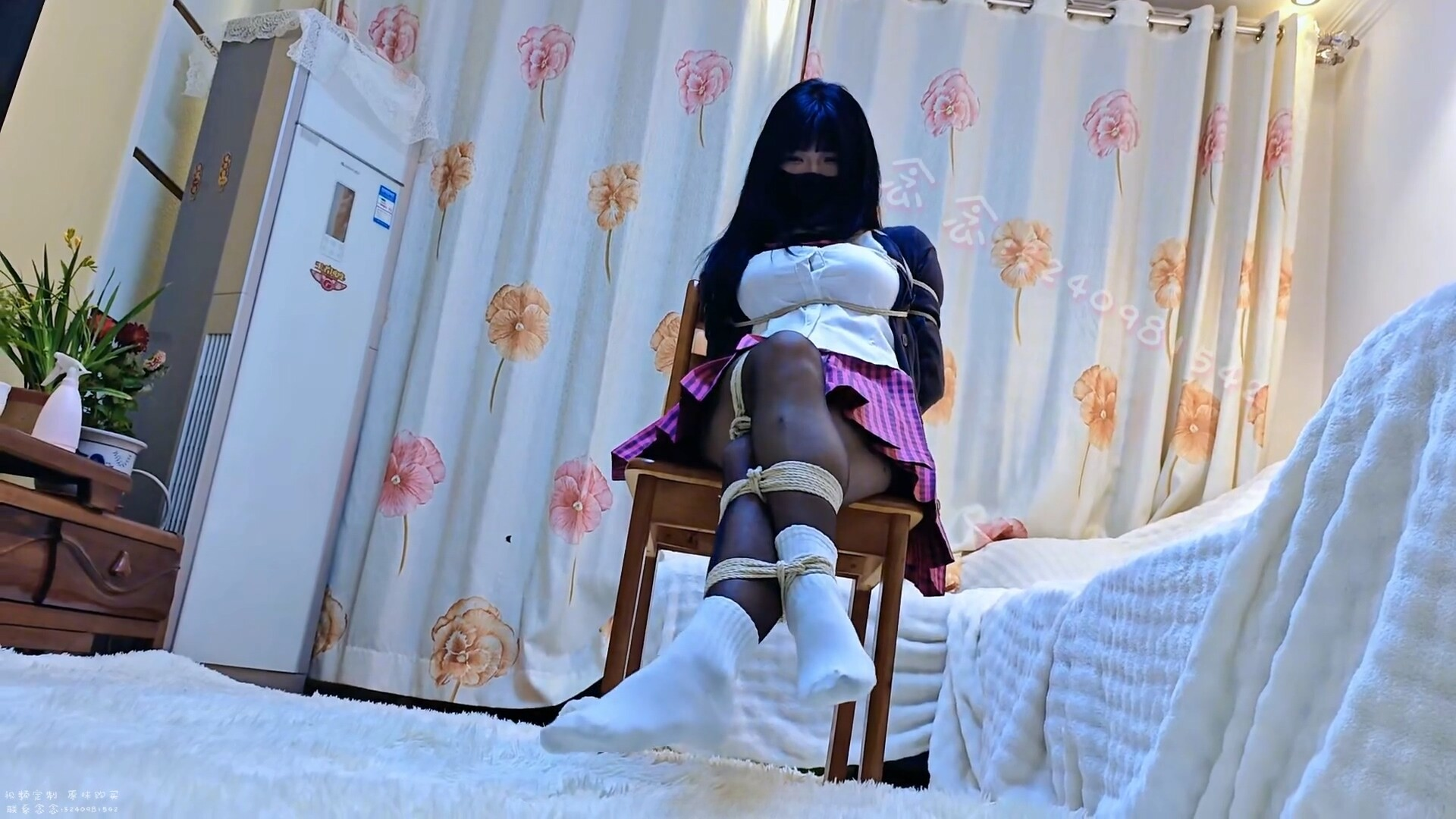 图片[1]-【司念念】jk椅子麻花腿捆绑放置 黑丝配白袜 原味袜子堵嘴 tk挠痒 - 视频-5元站-视频-5元站