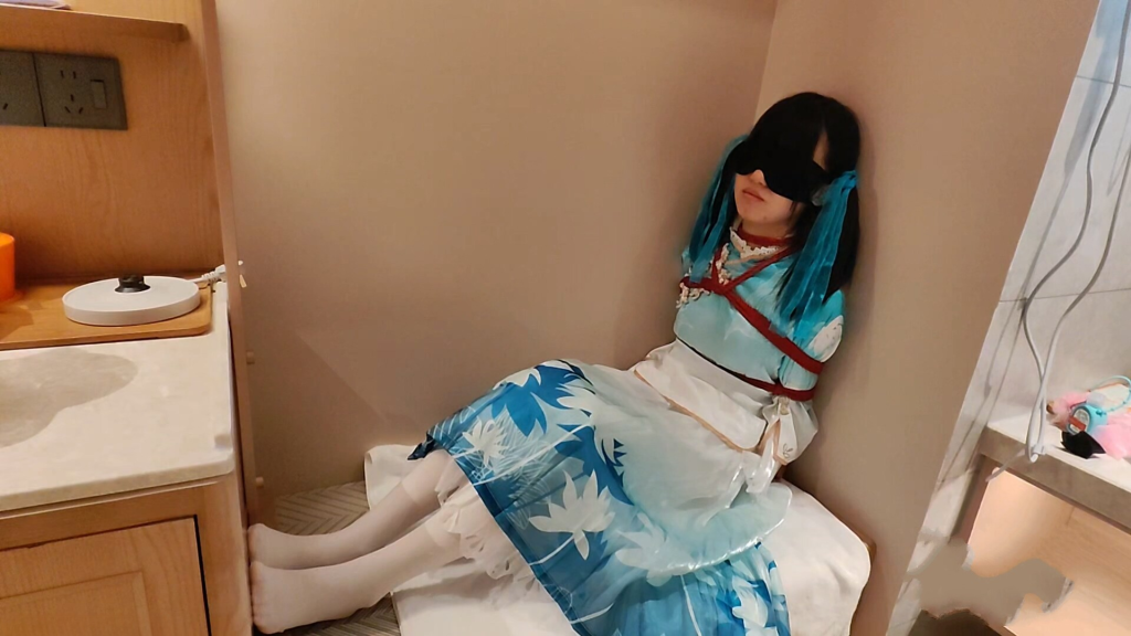 【牧诗原创】霄酱西施诗语江南cos 过膝白丝，捆绑过程+衣柜上蜷缩振动展示白丝，然后跪在上面嘴里叼着裙角，每次掉下来都要受到处罚+坐在地面上振动-视频-5元站