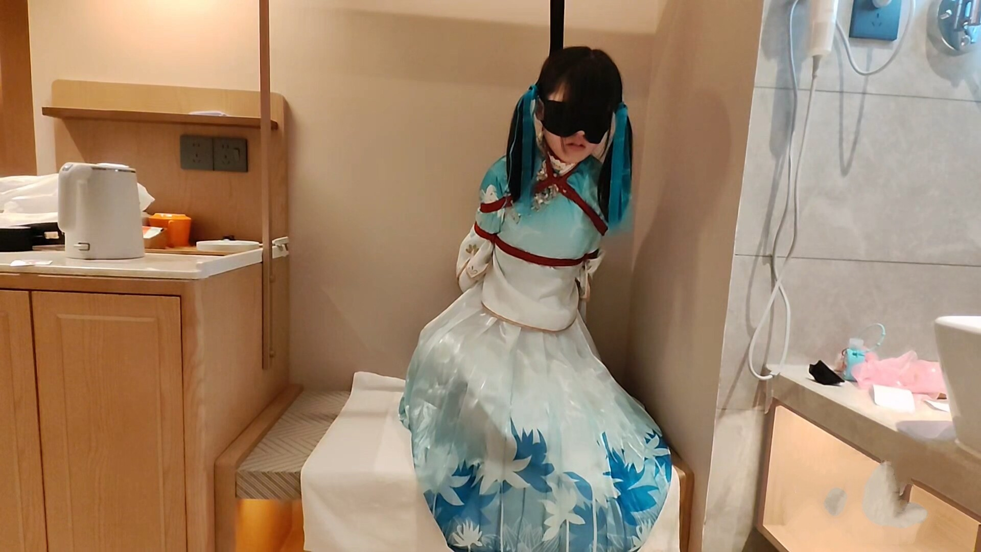 图片[2]-【牧诗原创】霄酱西施诗语江南cos 过膝白丝，捆绑过程+衣柜上蜷缩振动展示白丝，然后跪在上面嘴里叼着裙角，每次掉下来都要受到处罚+坐在地面上振动 - 视频-5元站-视频-5元站