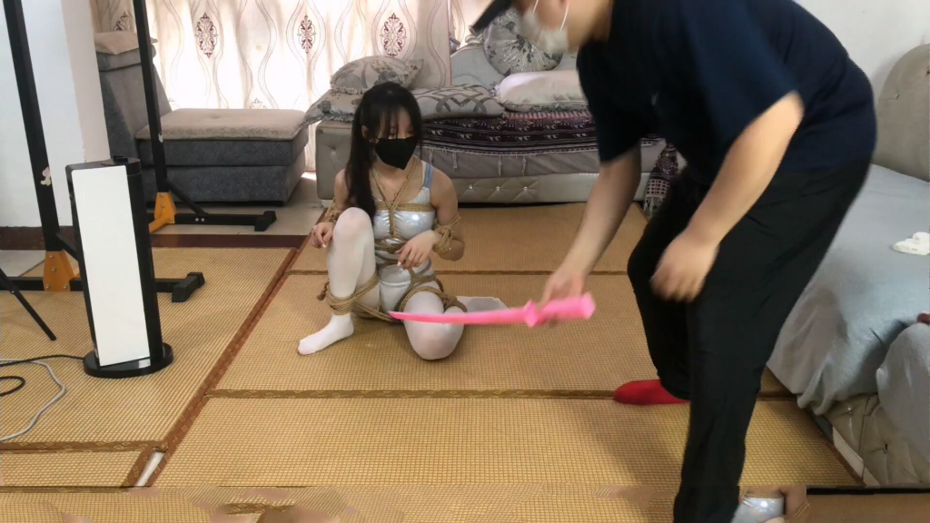 【新月原创】【琳媚】轻调 白丝体操服【二】 羞耻犬缚爬行 吊缚固定 四个强力TD加电击让她亲我求饶-视频-5元站