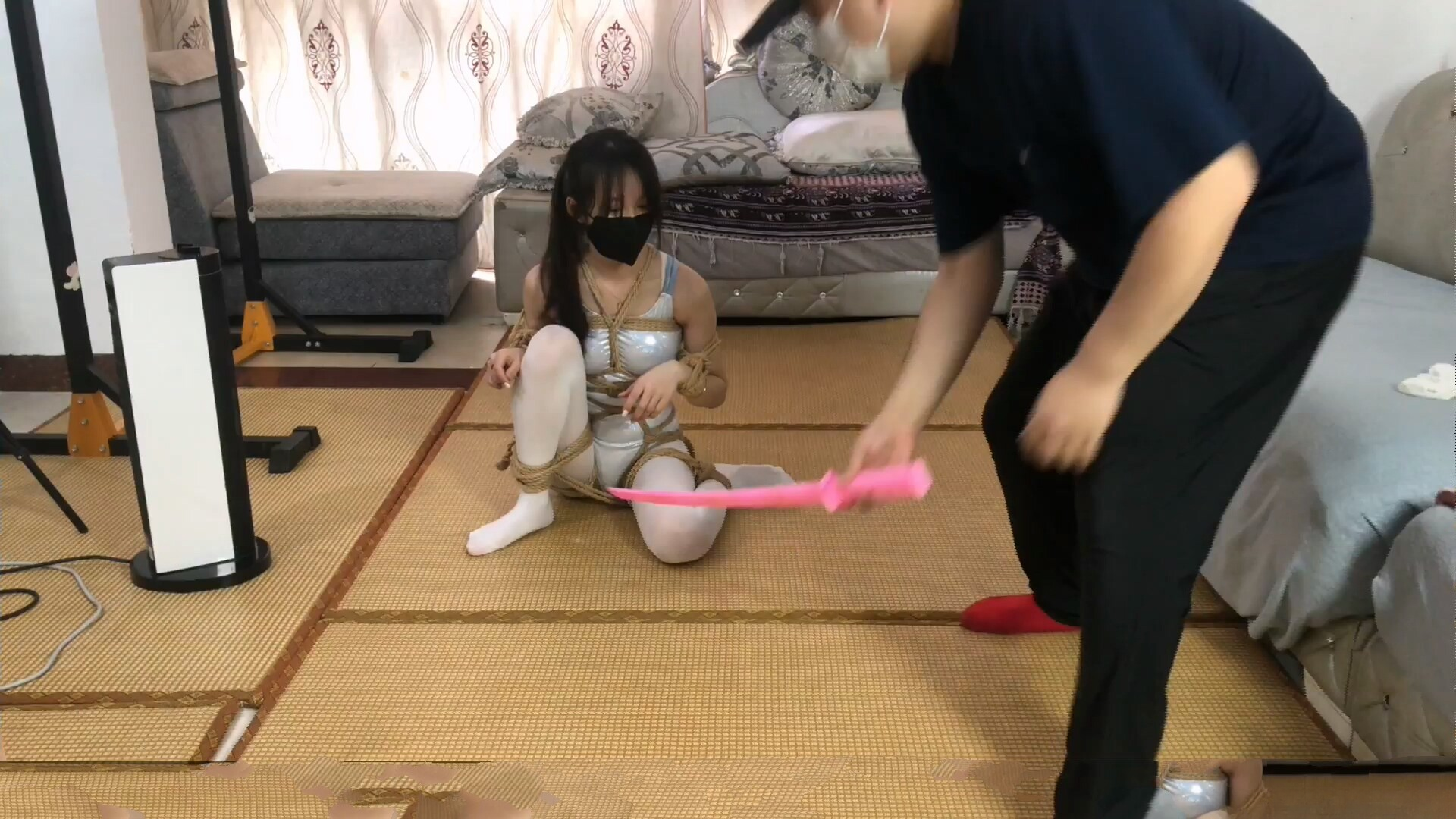 图片[1]-【新月原创】【琳媚】轻调 白丝体操服【二】 羞耻犬缚爬行 吊缚固定 四个强力TD加电击让她亲我求饶 - 视频-5元站-视频-5元站