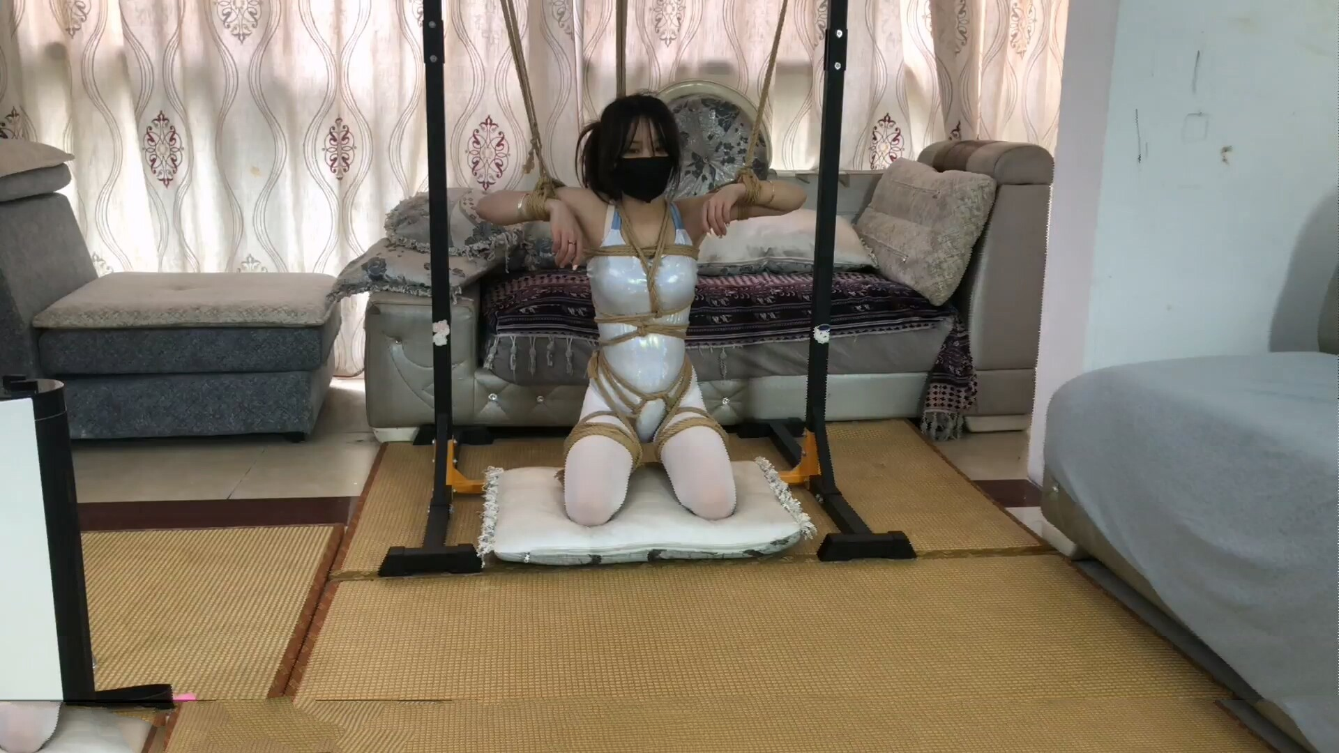 图片[2]-【新月原创】【琳媚】轻调 白丝体操服【二】 羞耻犬缚爬行 吊缚固定 四个强力TD加电击让她亲我求饶 - 视频-5元站-视频-5元站