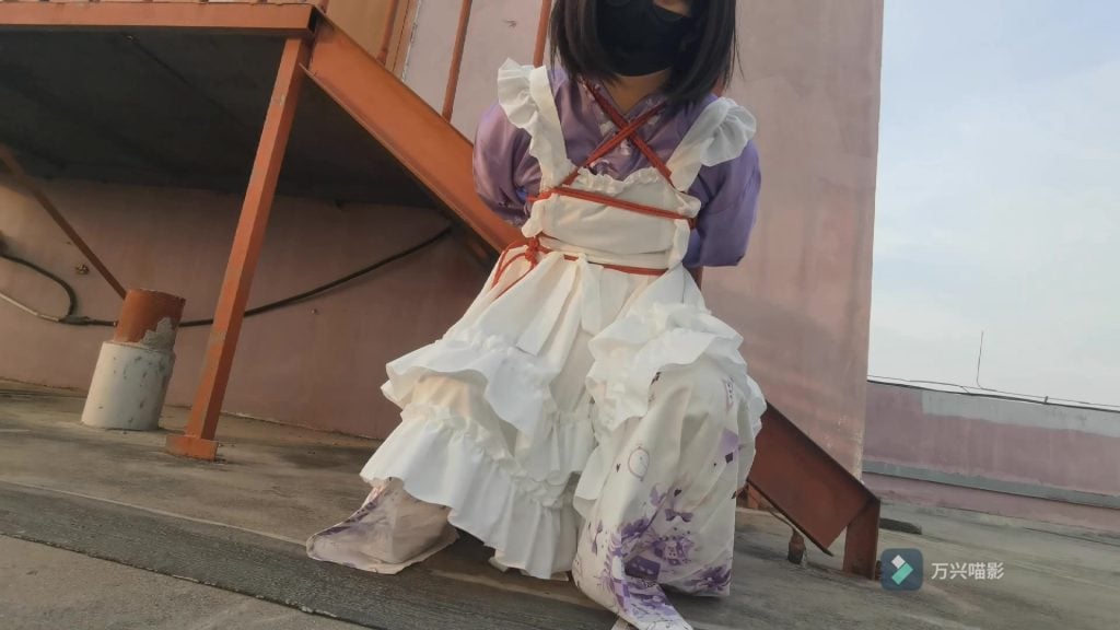 【药药十七鱼】伪娘的汉服女仆白天天台捆绑自缚！自缚被拷在栏杆边马步蹲姿到双腿发抖淫叫不断！-视频-5元站