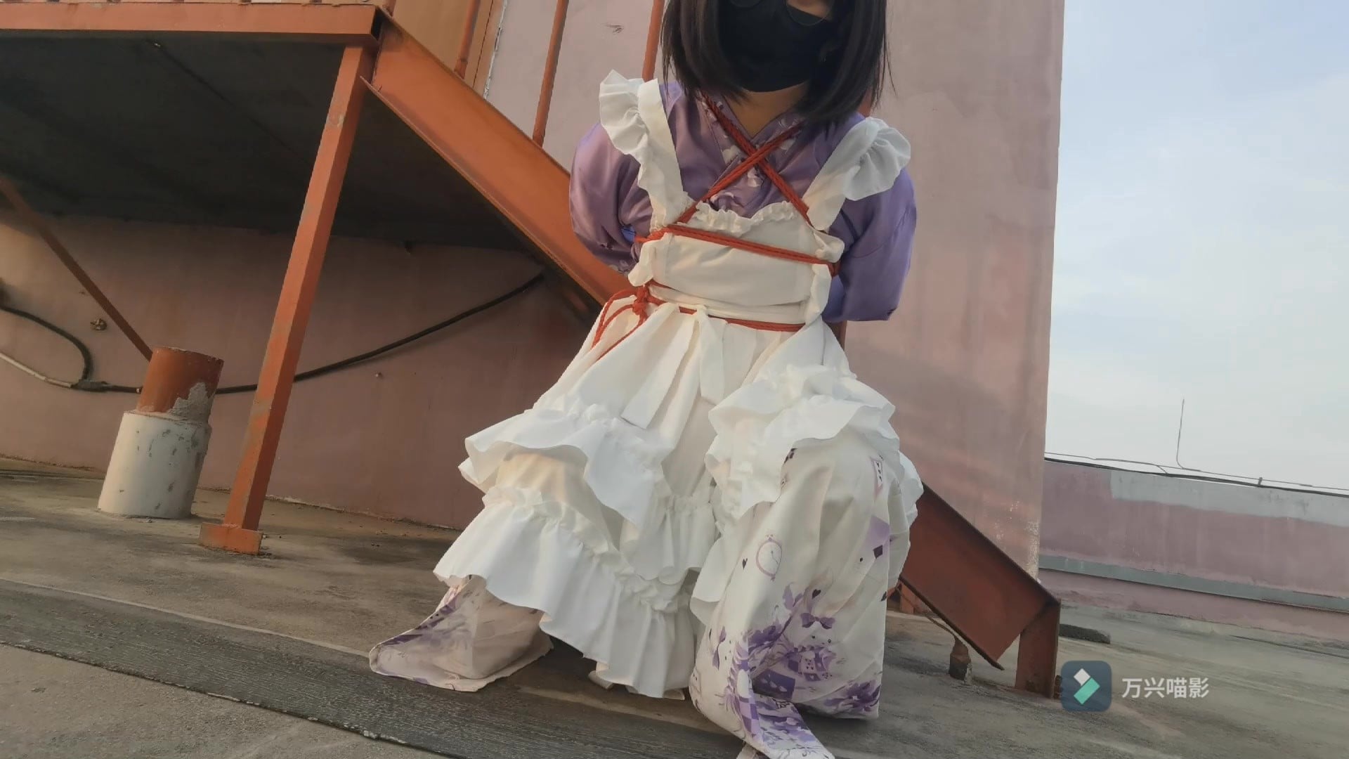 图片[1]-【药药十七鱼】伪娘的汉服女仆白天天台捆绑自缚！自缚被拷在栏杆边马步蹲姿到双腿发抖淫叫不断！ - 视频-5元站-视频-5元站