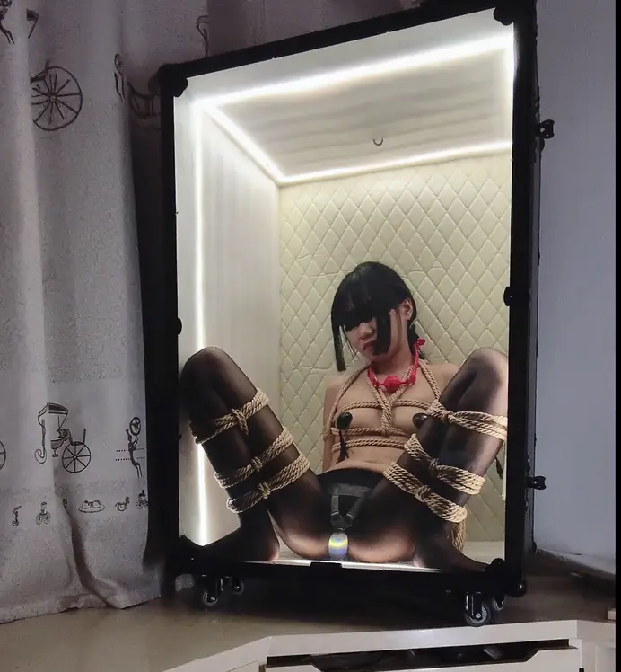 【冷与贝】 小黑屋展示箱中美女紧缚，啵啵贝秒朝神器震动糕朝-视频-5元站
