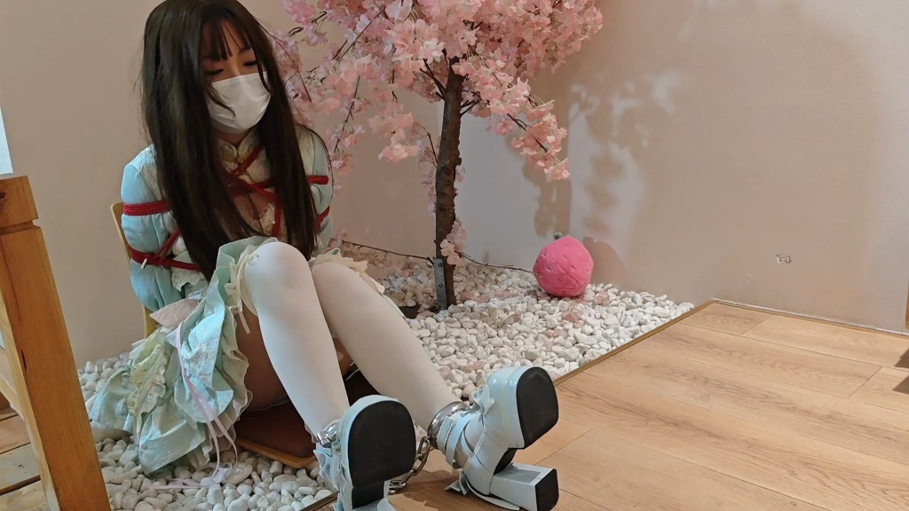 【苏苏】白梨入梦Lolita日式捆绑镣铐td震动棒，tk挠痒+sp打屁股，屁股蛋通红-视频-5元站