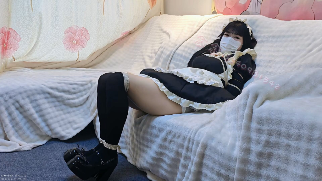 【司念念】被惩罚的女仆 10厘米高跟鞋并腿缚 逃跑后脱掉鞋子绑成驷马 最后绑成分腿带口球放置zdb惩罚-视频-5元站
