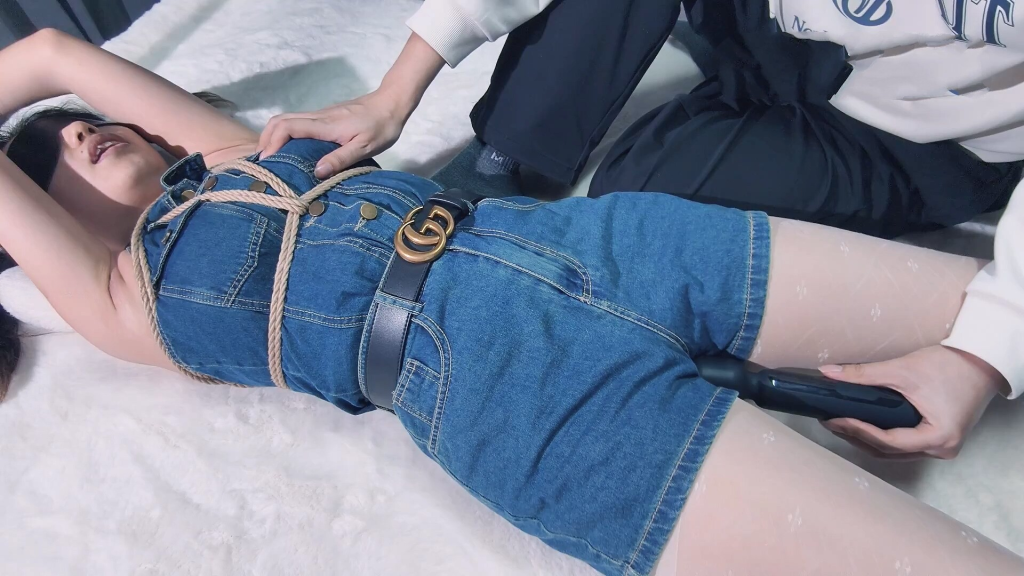 图片[2]-【BadCat】【妙妙】【足控福利】【jk+牛仔热裤 被好色弟弟舔脚之后 竟邀请弟弟到床上虐玩自己 最后被捆绑舔腋下 羞耻震动 强G】-视频-5元站