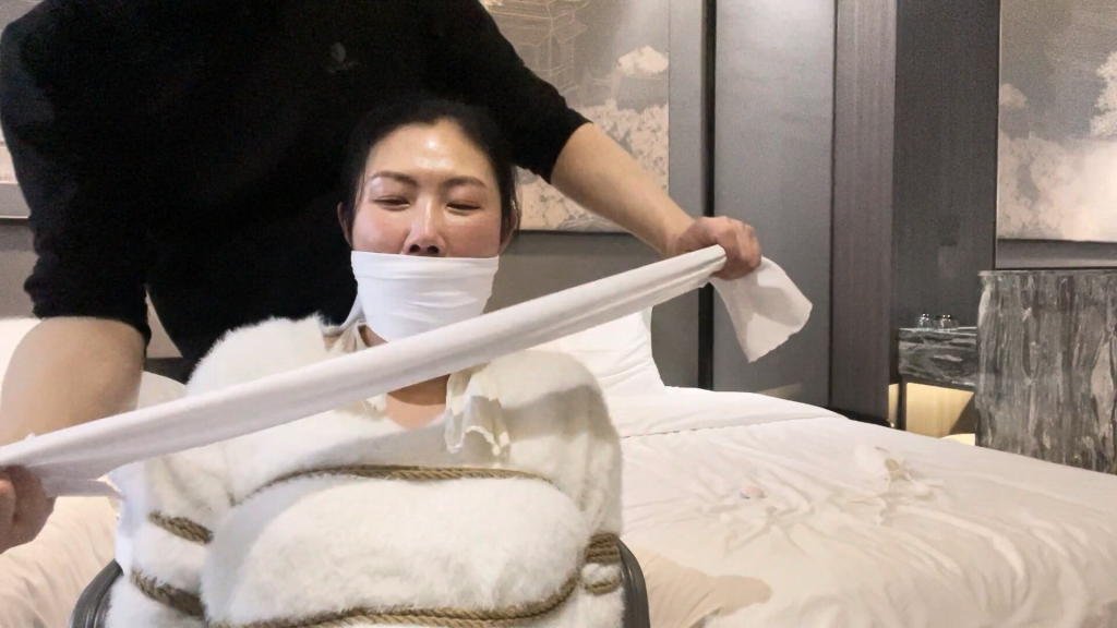 【爱堵之人】小M捆缚 多种白布 严密多重堵嘴蒙面 详细过程-视频-5元站