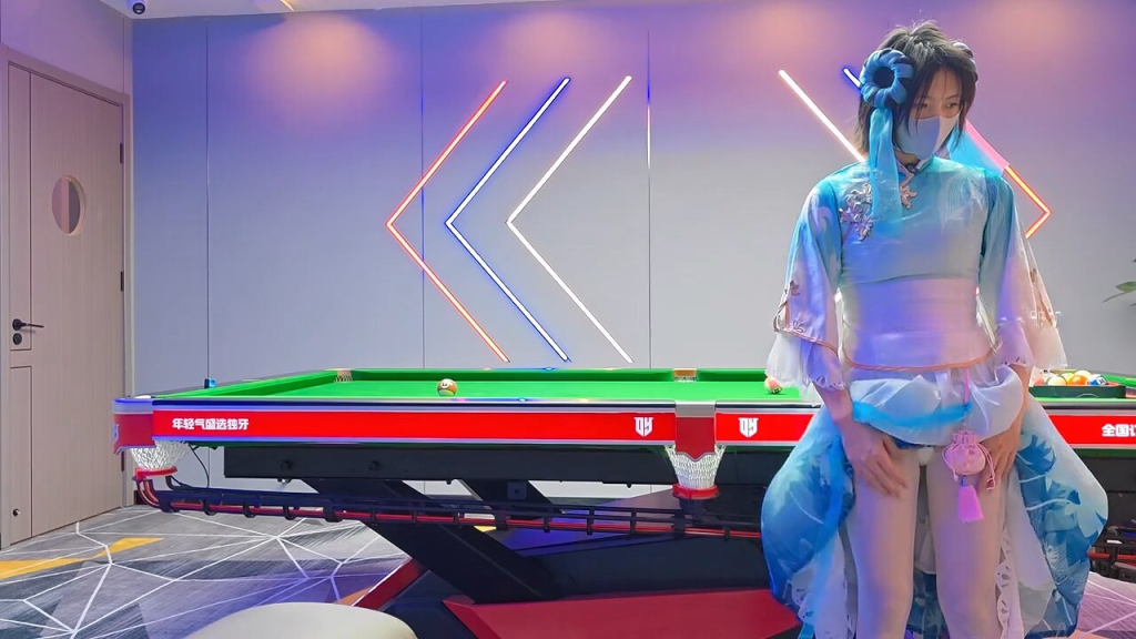 【夏欲妙妙屋】馨馨Cosplay西施出去玩,她非要再台球上碾压我一次,没办法只好让她穿着贝贝开着失控模式打了1个小时的台球了-视频-5元站
