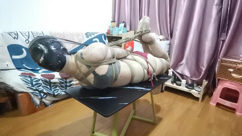 【我的媳妇】第69弹、茶几上的驷马（超难受）、棒棒固定无休止的GC各种呻吟嗨到虚脱、连身肉丝（双丝哦）、胶带包头、乳夹、（超好看）-视频-5元站