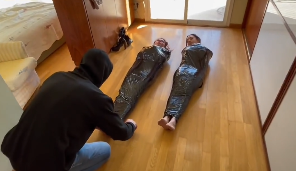 图片[2]-Lola Montez & Laura Cuttie – Double Mummification – Mummified Together-视频-5元站