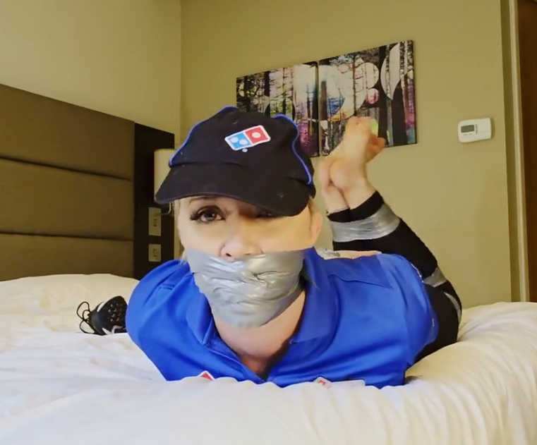 Lil Missy UK – Pizza Delivery Girl Gets More Than She Bargained For-视频-5元站