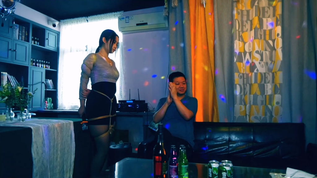 【胜景影视】《塑料姐妹》第1集 美女被捆绑起来在K歌房唱歌驷马捆绑囚禁在桌子下面-视频-5元站
