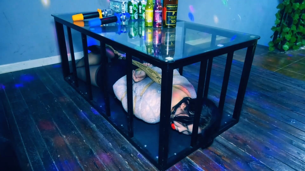 图片[2]-【胜景影视】《塑料姐妹》第1集 美女被捆绑起来在K歌房唱歌驷马捆绑囚禁在桌子下面-视频-5元站