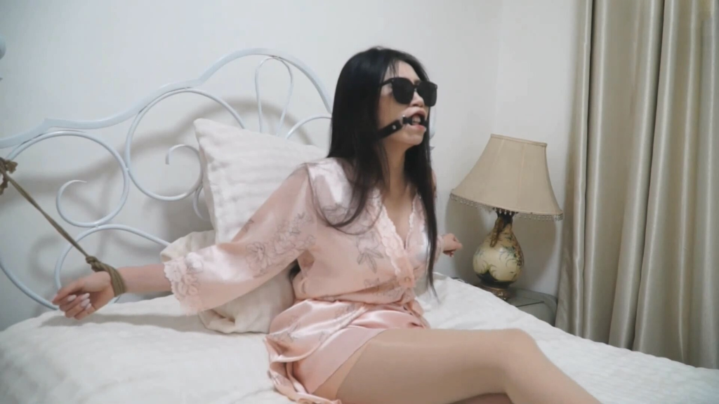 【逍遥】《开始的一天上集》，绳模就算是睡觉也要被捆绑堵嘴的-视频-5元站