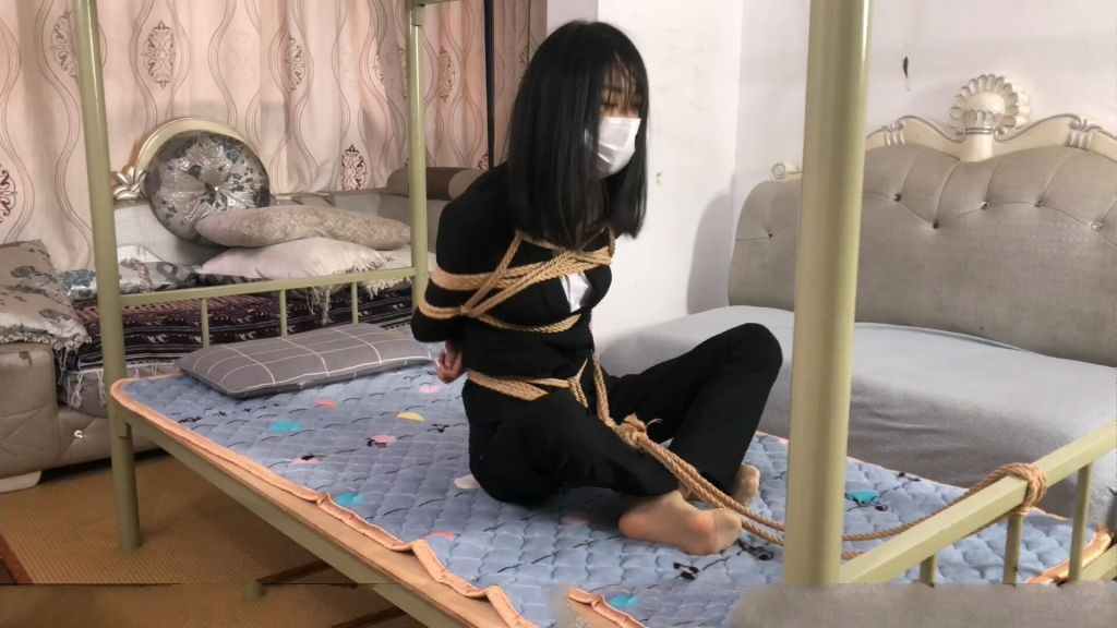 【新月原创】【红豆】微剧情 西装裤里丝 误入活绳屋 挣脱又踩中陷阱 最后被贼人驷马死死绑在床上-视频-5元站