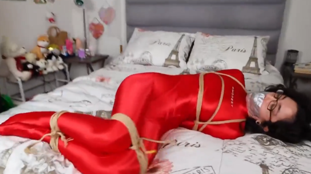图片[2]-Khrystal Wings – Full Shiny Red Bodysuit Completely Bound With Armbinder-视频-5元站