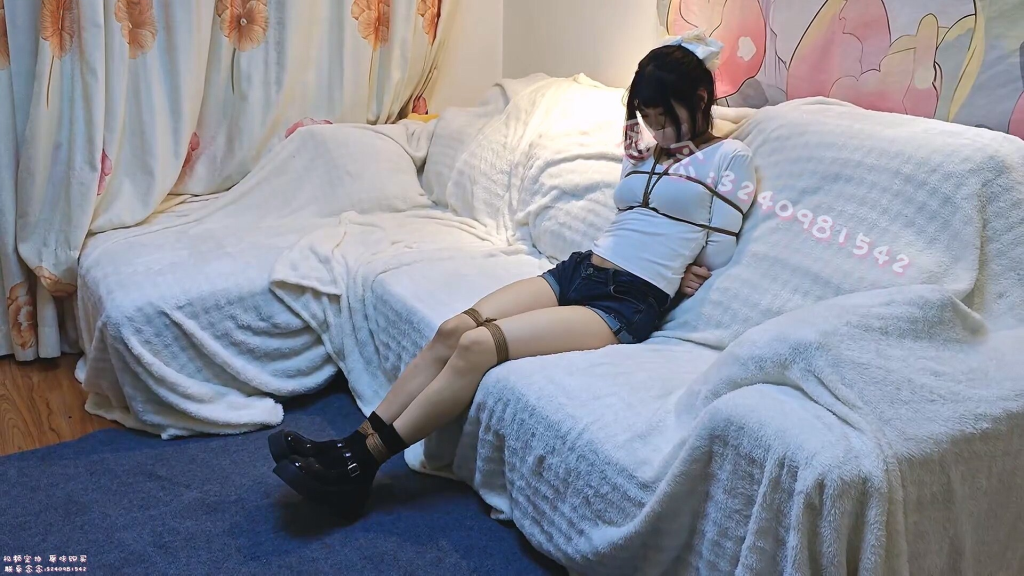 【司念念】挣扎纯享 牛仔短裤短裤黑袜子 胶带封嘴 驷马捆绑 摄影师又趁机挠痒！-视频-5元站