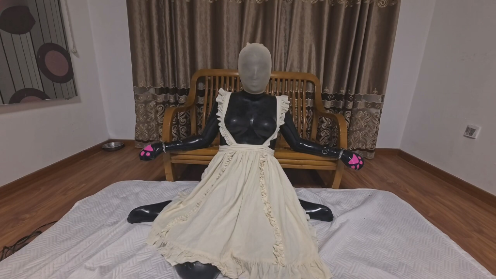 图片[2]-【狸猫工作室】女Mkig乳胶人偶塑料袋+丝袜头套多层息窒，强行踩踏控制，猫爪手套，手铐-视频-5元站