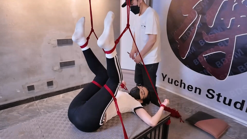 图片[2]-【雨辰工作室】凌辱女会计【第二部】上 紧身运动装 手铐脚镣 四眼母G 闷骚女会计 羞辱玩弄 楼梯爬行 跳蛋控制 户外任务-视频-5元站