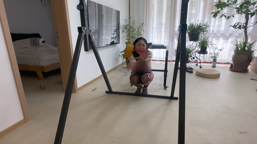 【束人映像】【忍耐灌肠做任务极限考验】（下）波波贝+R头强高环不停强高+半蹲踮脚摸胶带（足底放置尖头钉）+胳膊和腿连接摸胶带+小号高跟鞋内置黄豆直立弯腰摸水瓶-视频-5元站
