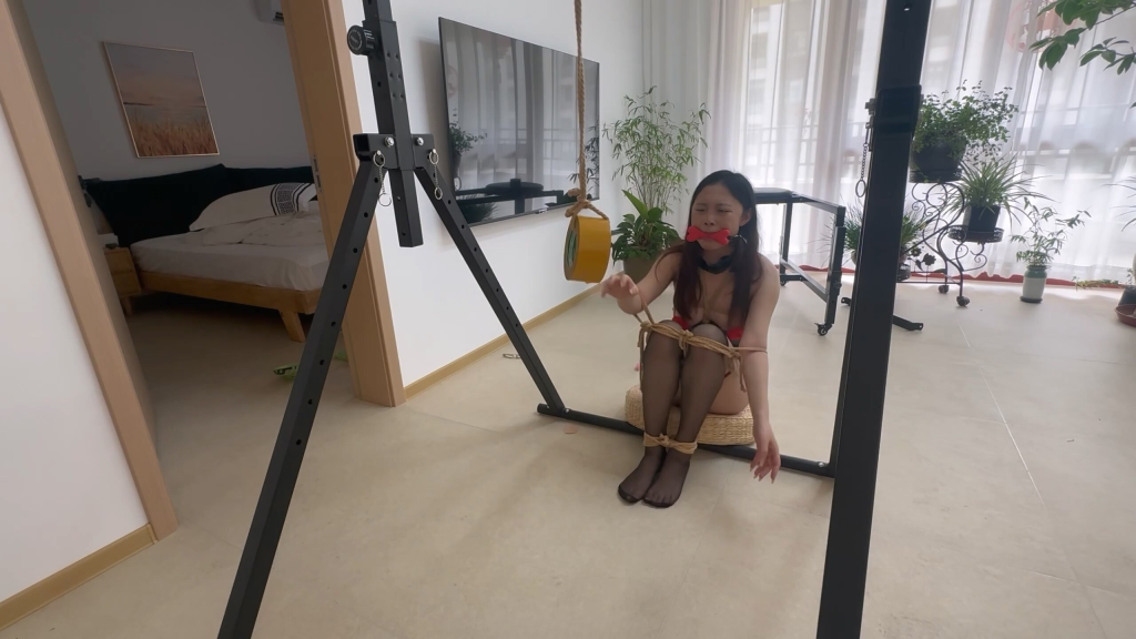 图片[2]-【束人映像】【忍耐灌肠做任务极限考验】（下）波波贝+R头强高环不停强高+半蹲踮脚摸胶带（足底放置尖头钉）+胳膊和腿连接摸胶带+小号高跟鞋内置黄豆直立弯腰摸水瓶-视频-5元站
