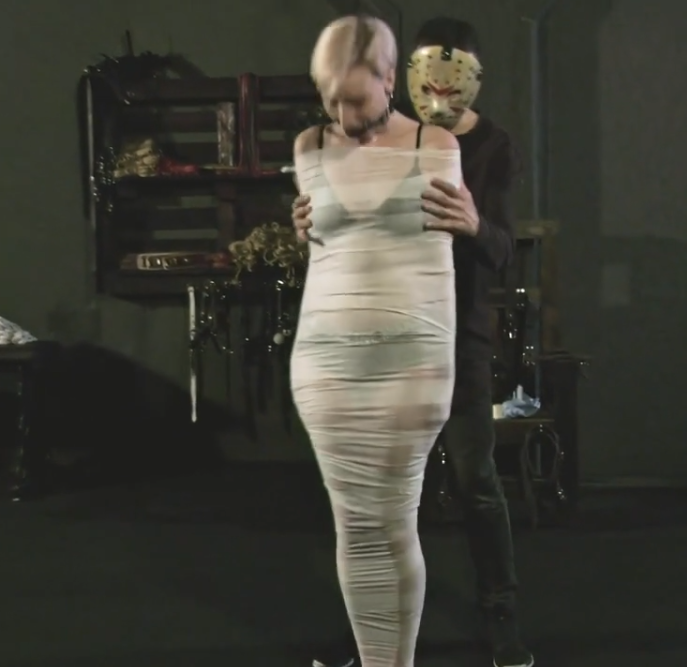 Barefoot Astrid Gets Mummified With White Bandages and Gagged-视频-5元站
