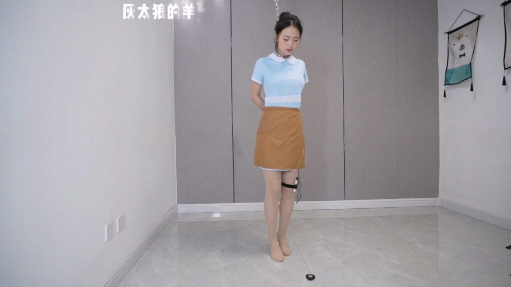【灰太狼的羊】两种高难度站立姿势搭配郊狼玩法，再叠加扎带，倩倩被电的满头大汗，呻吟声不断【郊狼＋脚铐＋手铐＋扎带＋颈圈＋吊脖罚站＋极限“大”字站】-视频-5元站