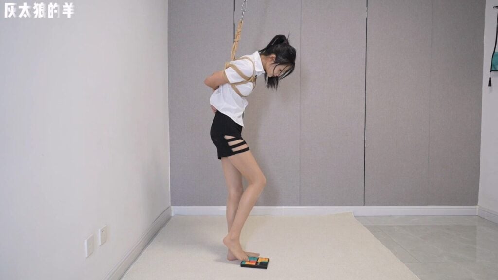【灰太狼的羊】长腿肉丝美女用脚玩游戏机，因未能通关被紧紧捆绑放置惩罚【游戏＋日式胸缚＋单腿吊＋驷马缚＋放置】-视频-5元站