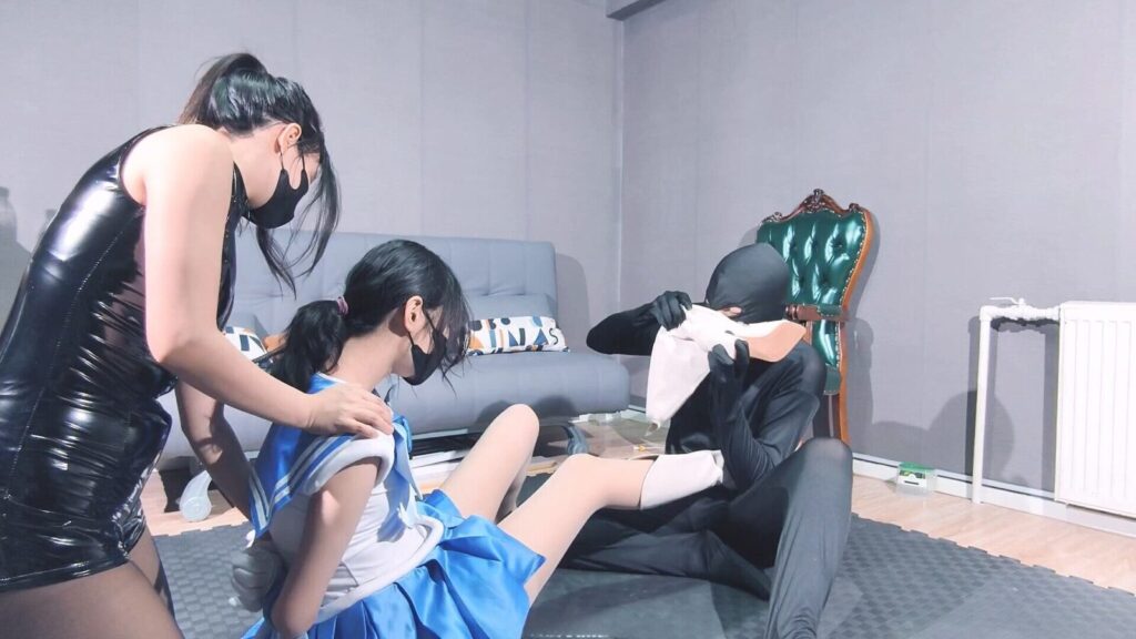 图片[2]-【BadCat】【妙妙X咲希】【美少女战士水星【咲希】惨遭女反派手下摸腿舔脚 最终被女反派和手下狠狠羞辱玩弄】【少量胶带反绑挣扎】【足控福利】-视频-5元站