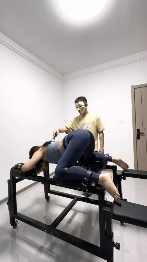 图片[2]-【束人映像】【把白嫩玉足瑜伽学员骗到了产床上固定住】钢圈扩口器+K9强开腿固定+羽毛滑全身+TK玉足+SP屁股+挑逗阴D强高-视频-5元站